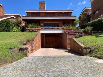 hermosa casa de 4 dormitorios a 50 metros del mar en la brava - iav49741c