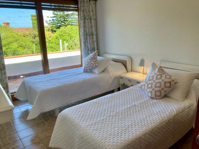 hermosa casa de 4 dormitorios a 50 metros del mar en la brava - iav49741c