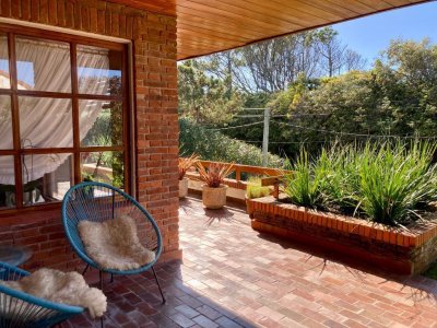 hermosa casa de 4 dormitorios a 50 metros del mar en la brava - iav49741c