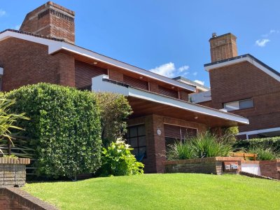hermosa casa de 4 dormitorios a 50 metros del mar en la brava - iav49741c