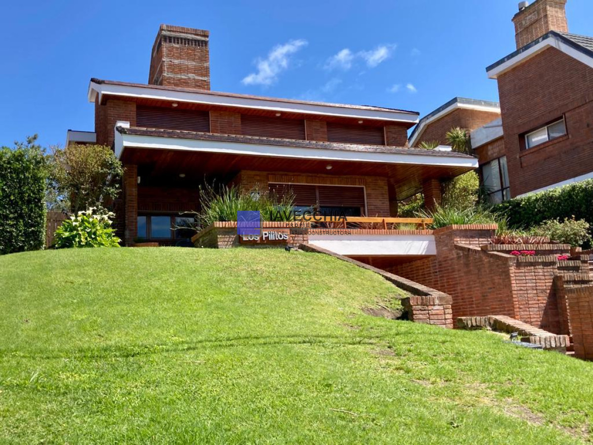 hermosa casa de 4 dormitorios a 50 metros del mar en la brava - iav49741c