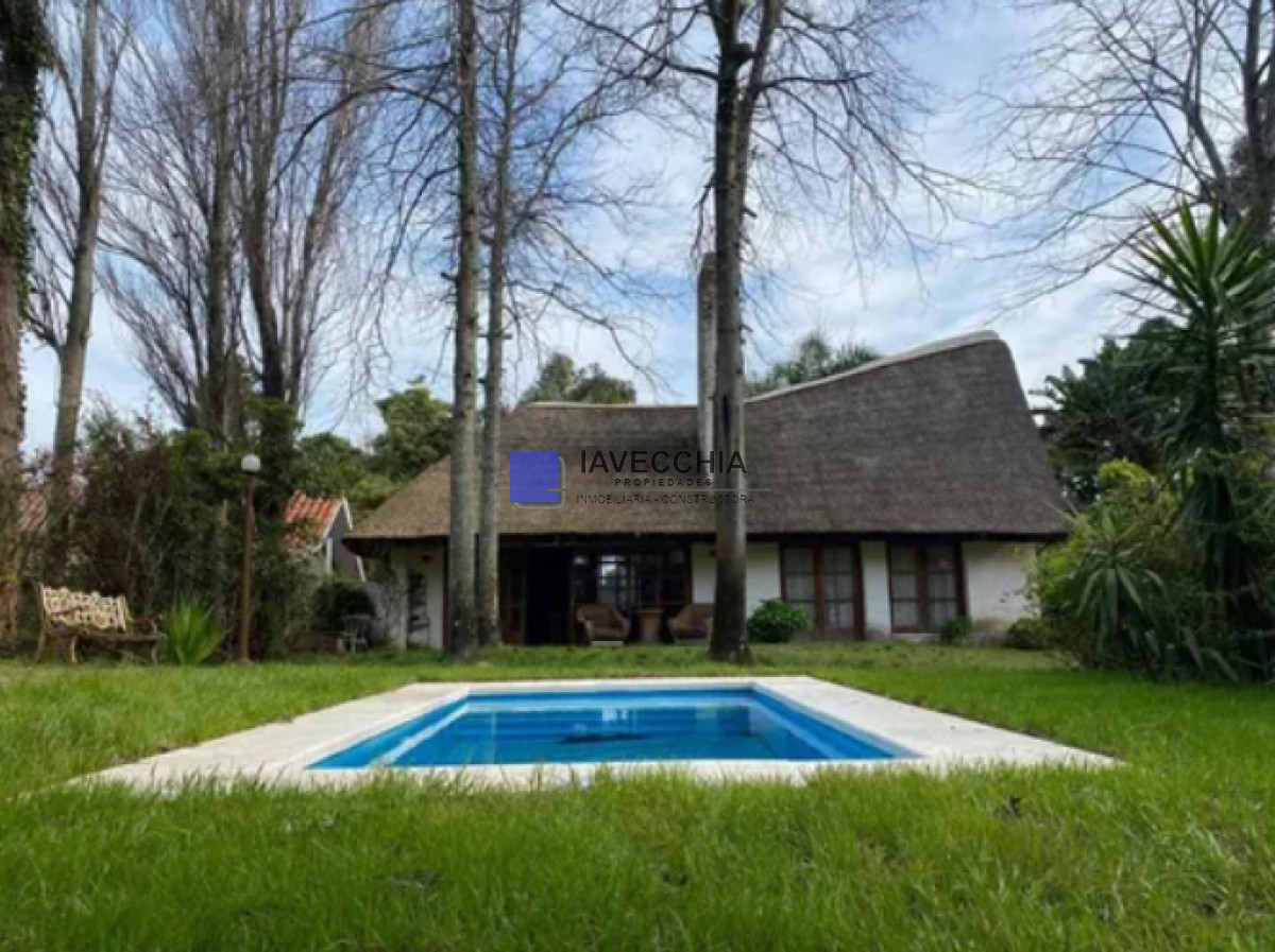 venta casa 3 dormitorios en pinares a 200 metros de la playa. - iav49612c
