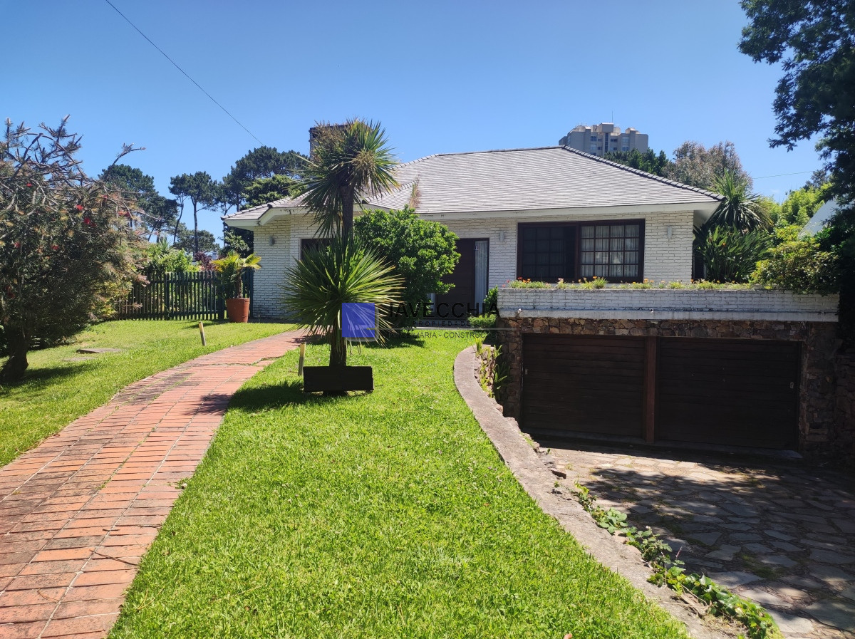 Venta Casa de 5 Dormitorios en Cantegril - IAV49764C
