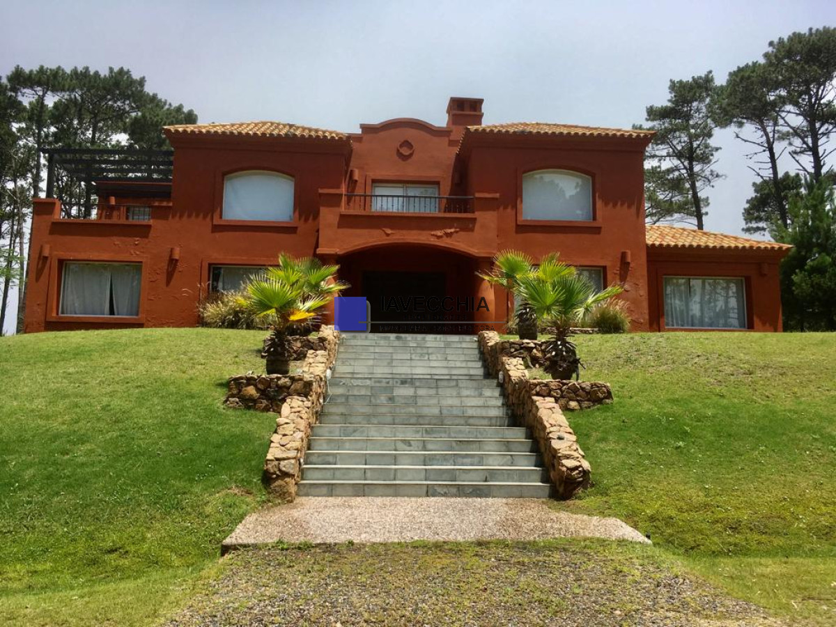 casa de 5 dormitorios en laguna blanca en manantiales  - iav49358c