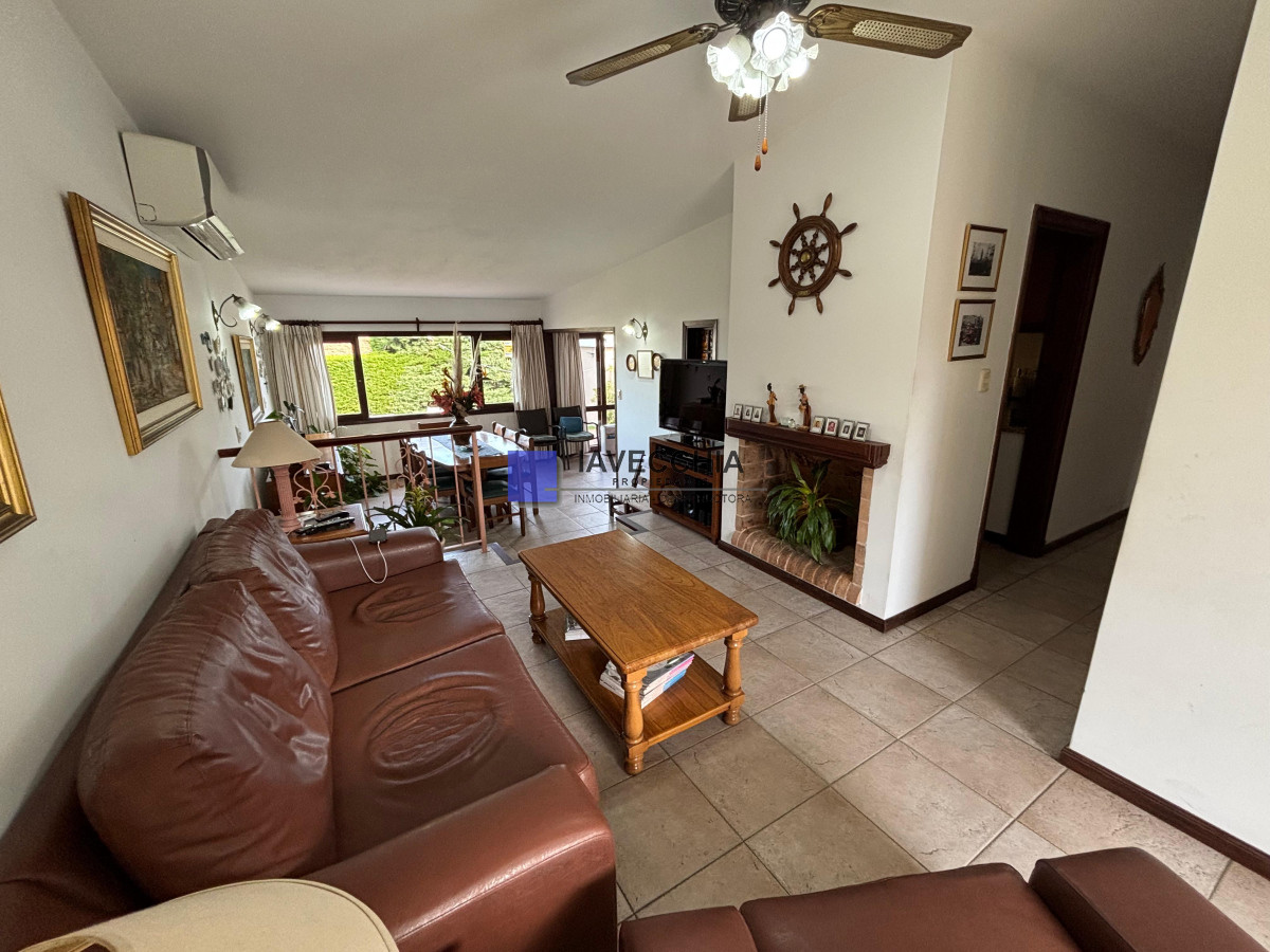 Casa en venta de 3 dormitorios y servicio en las delicias  - IAV47940C