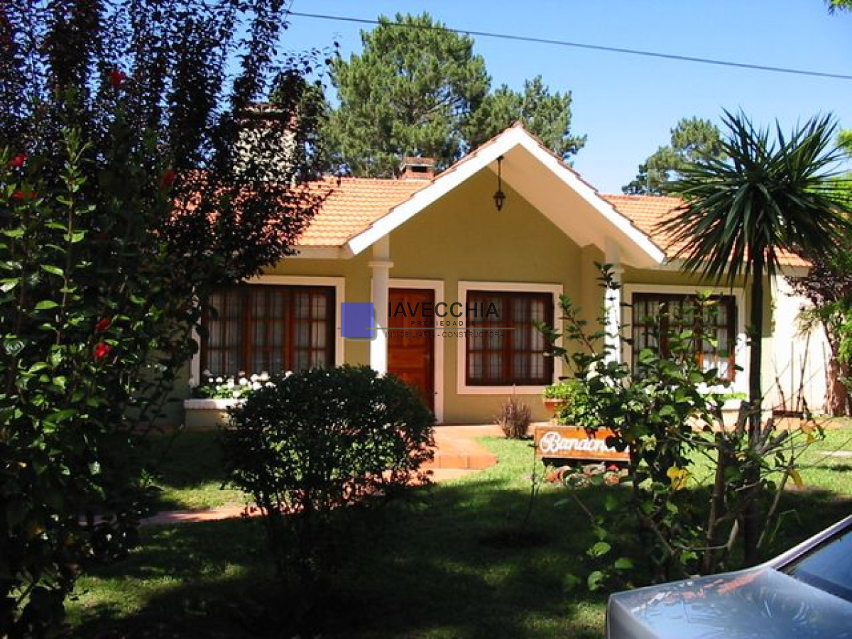 casa en alquiler de 3 dormitorios en pinares a 6 cuadras del mar - IAV48001C