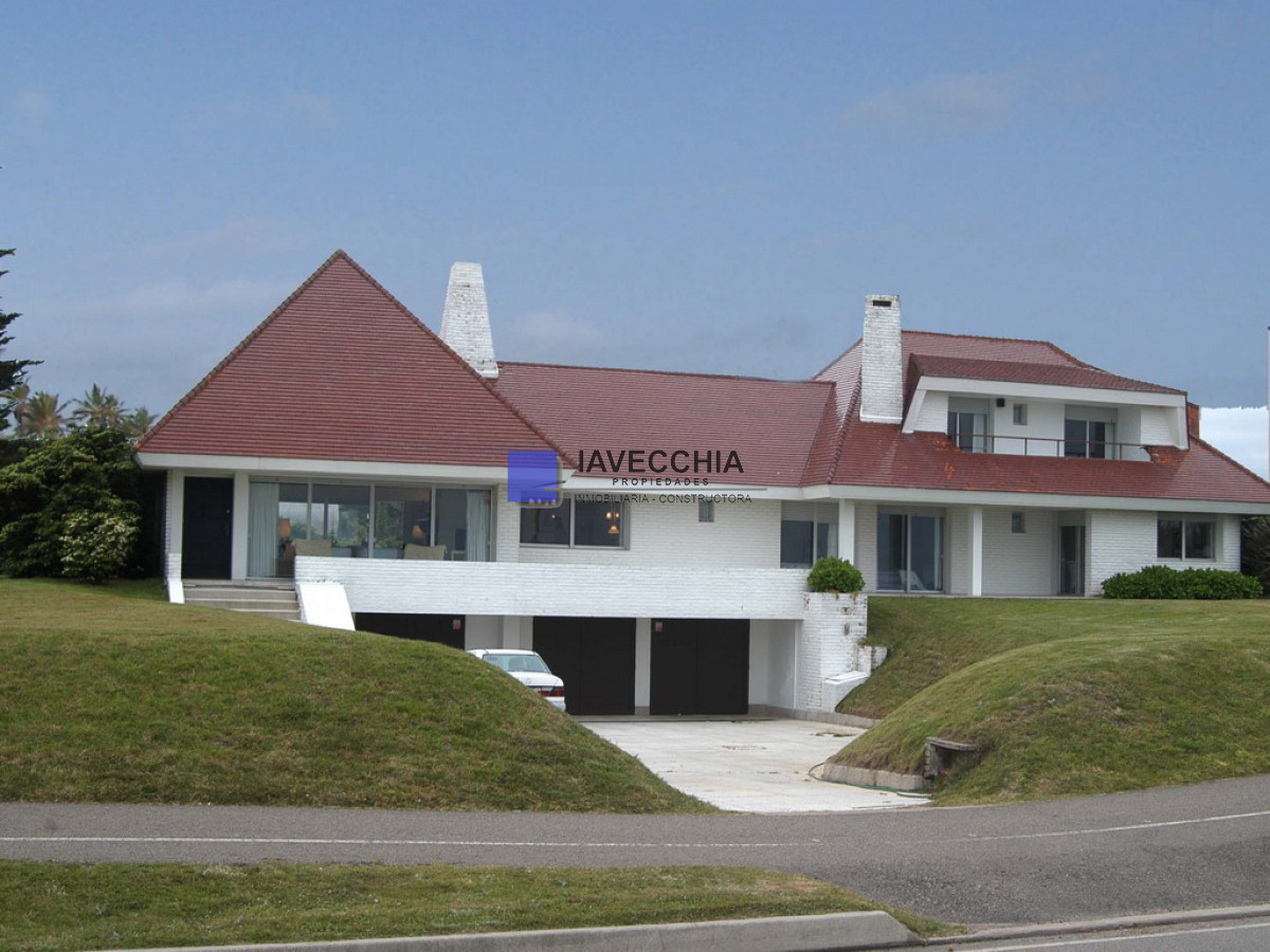 Alquiler de Casa de 6 dormitorios frente al Mar en la Mansa Punta del Este - IAV48116C