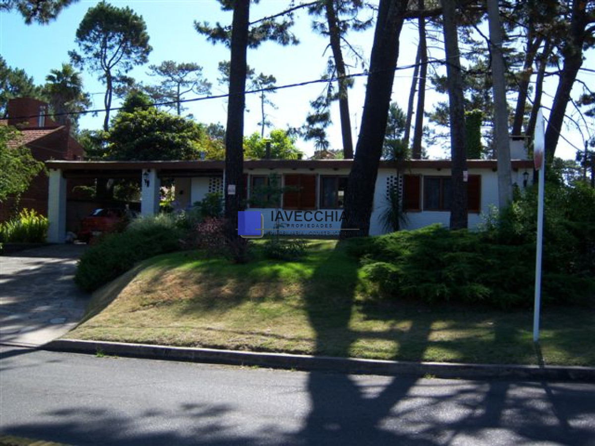 casa en alquiler de 3 dormitorios en pinares a 3 cuadras del mar - IAV47902C