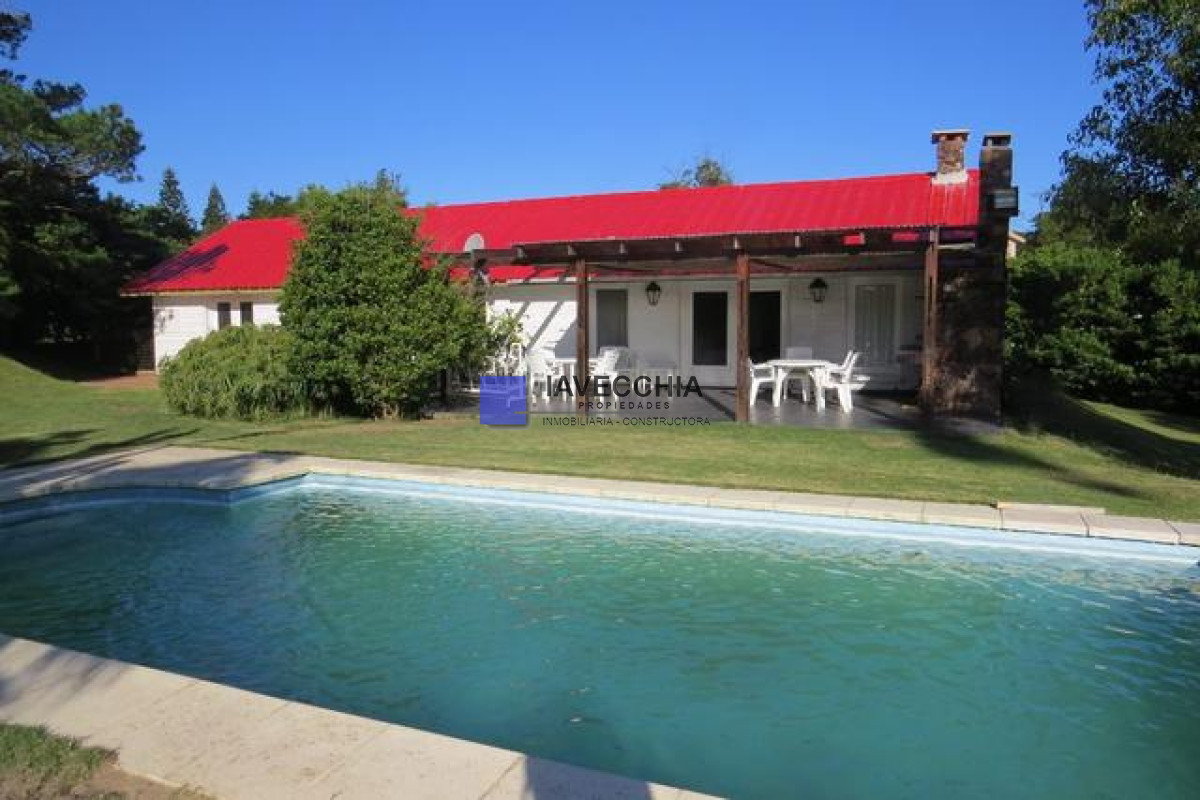 Hermosa casa a una cuadra de la playa  - IAV49186C