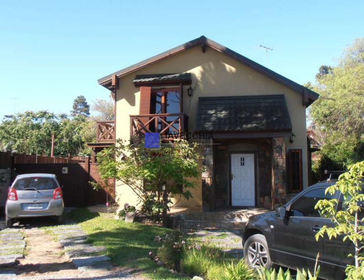 Casa con 4 dormitorios en Pinares - IAV48962C