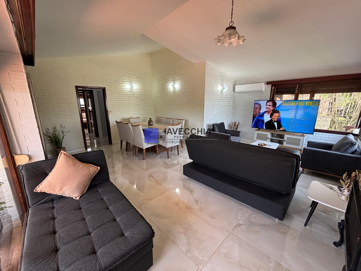 Casa de 3 dormitorios y servicio con piscina climatizada y barbacoa - IAV50537C