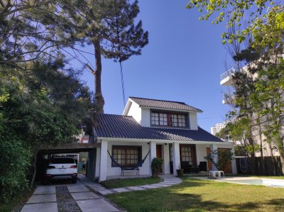 Una Casa con ubicación ideal, próxima a playa mansa y playa Brava, al Shopping y al Conrad.

Casa en Aidy Grill - Punta del Este

Cuenta con 3 Dormitorios 2 Baños , 5 camas 
Cocina : Cocina
Terreno : 600 m2 
Edificado : 150 m2 

