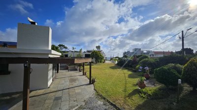 Casa de 3 suites más dependencia en pinares a media cuadra de la playa