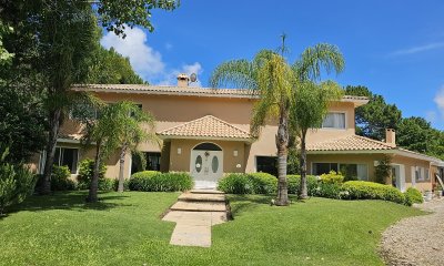 Casa en La Arbolada barrio privado