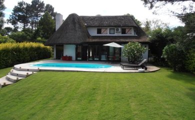 Venta Hermosa cabaña 3 Dormitorios en Pinares, con piscina
