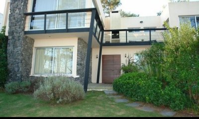 Venta de casa 5 dormitorios en Montoya a 200 metros del mar