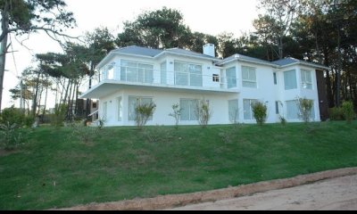 Venta de hermosa casa 6 dormitorios y vista al mar