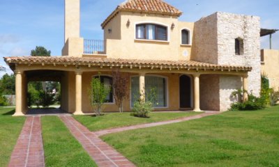 Excelente residencia para vivir todo el año, a metros del mar