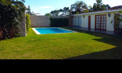 Casa de 5 dormitorios y piscina en venta en la Mansa