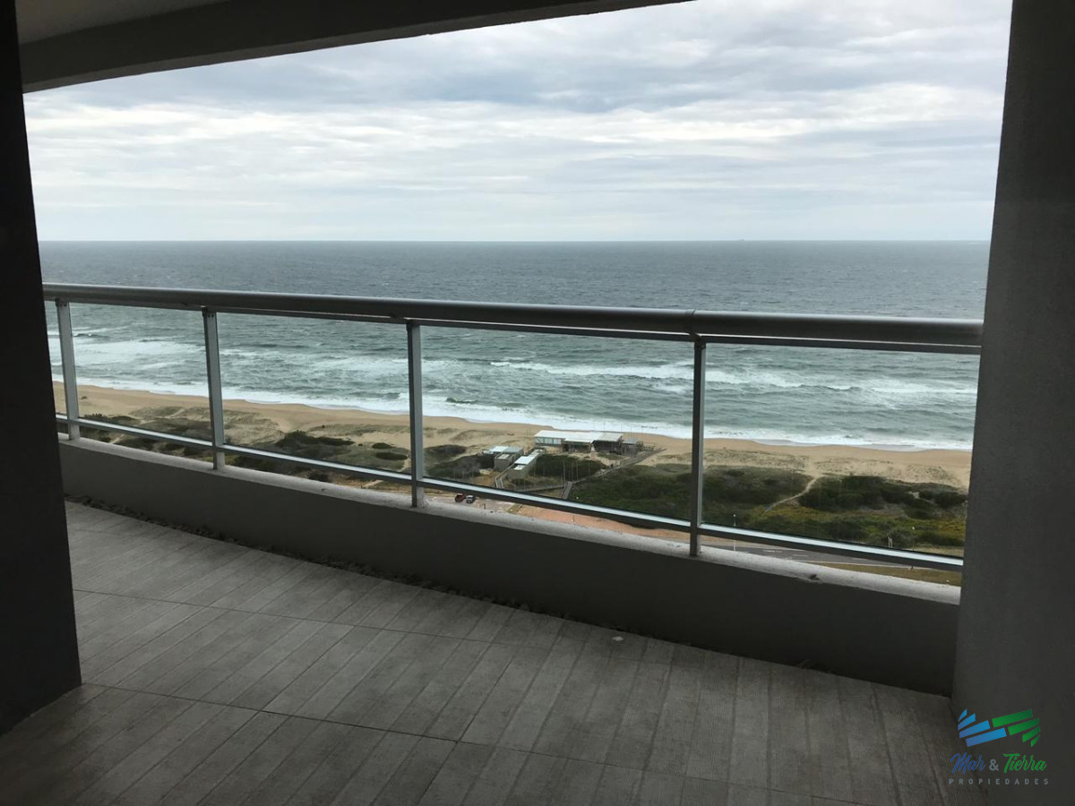 Apartamento ID.3433 - Para brillar en la Parada 10 de Playa Brava - Apartamento de 3 dormitorios con 2  baños mas dependencia de servicio con baño
