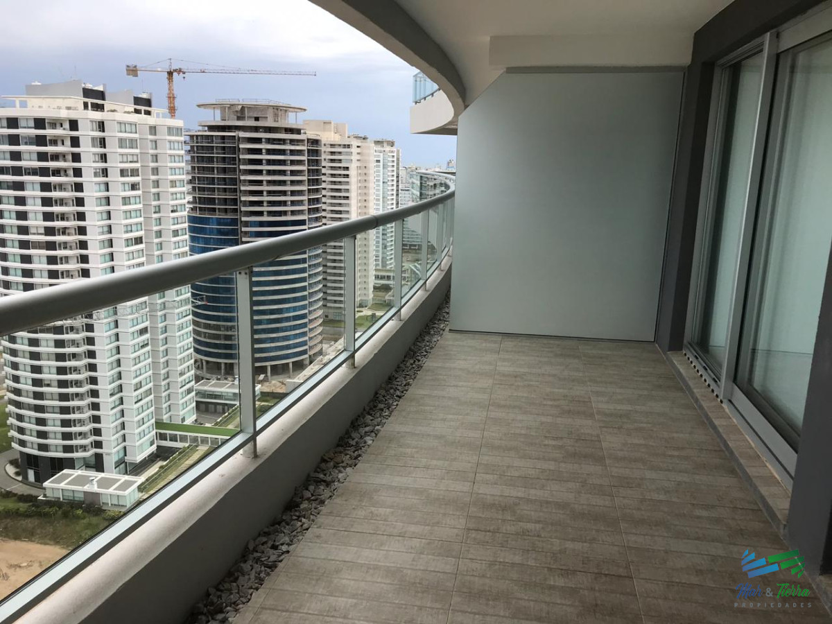 Apartamento ID.3420 - Para brillar en la Parada 10 de Playa Brava - Apartamento de 2 dormitorios en suite