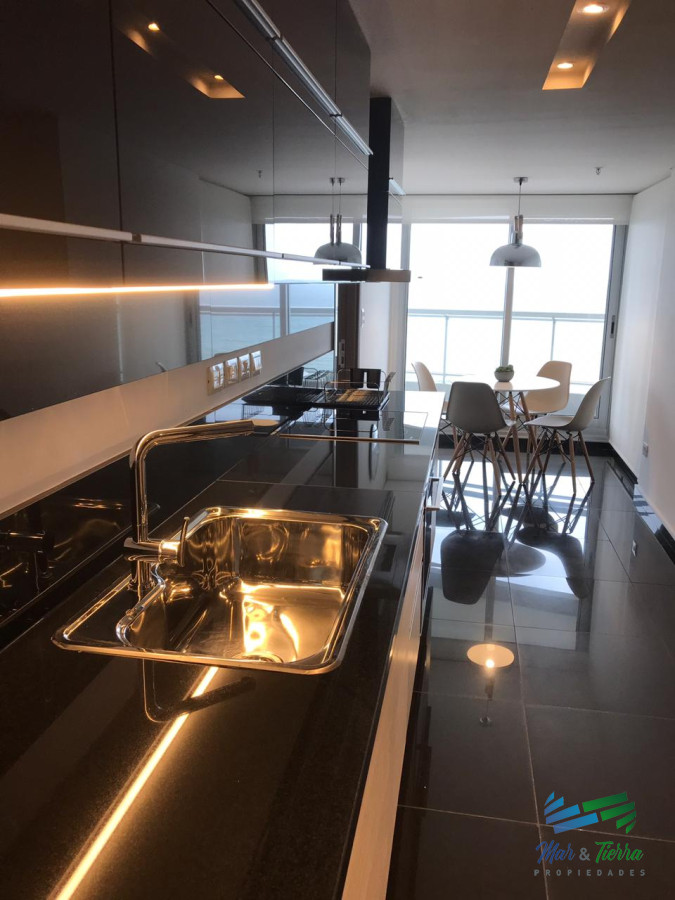 Apartamento ID.3433 - Para brillar en la Parada 10 de Playa Brava - Apartamento de 3 dormitorios con 2  baños mas dependencia de servicio con baño