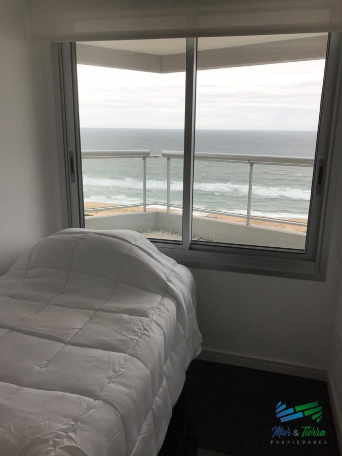 Apartamento ID.3433 - Para brillar en la Parada 10 de Playa Brava - Apartamento de 3 dormitorios con 2  baños mas dependencia de servicio con baño