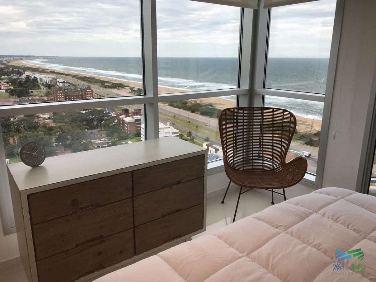 Apartamento ID.3433 - Para brillar en la Parada 10 de Playa Brava - Apartamento de 3 dormitorios con 2  baños mas dependencia de servicio con baño