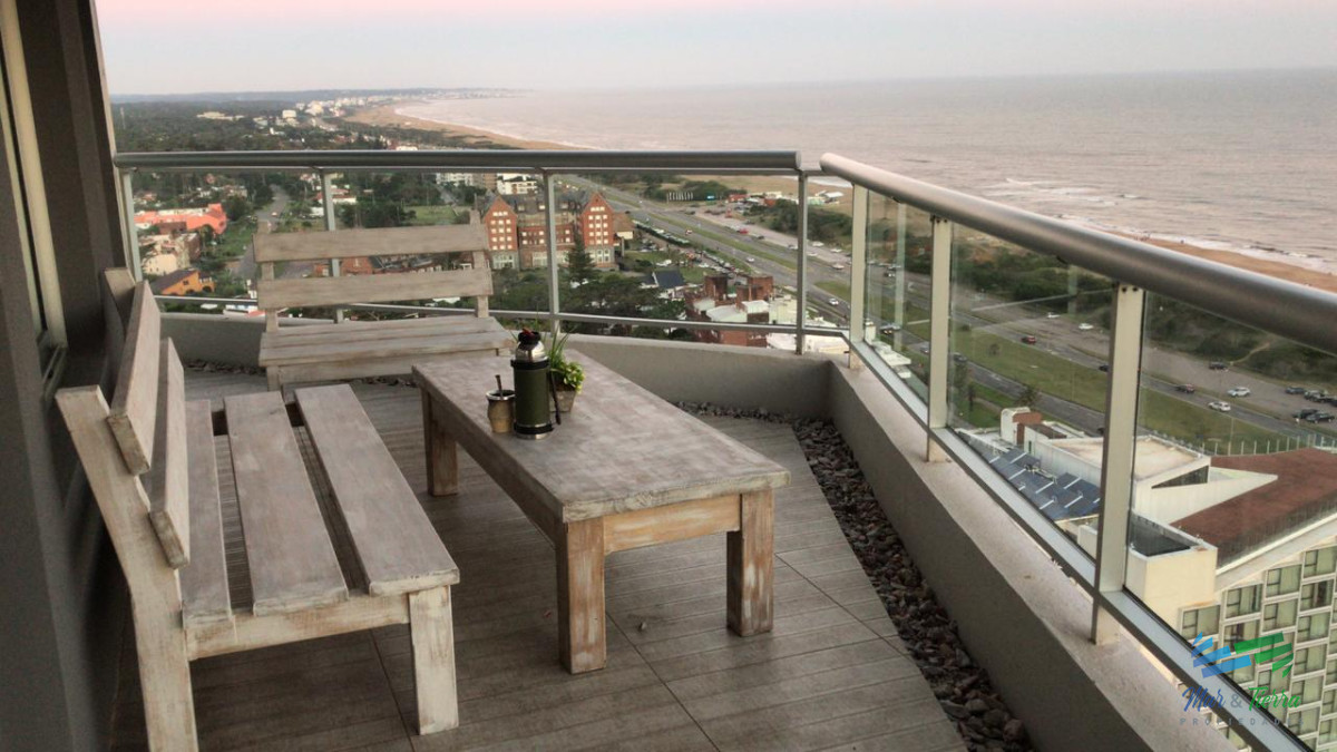 Apartamento ID.3433 - Para brillar en la Parada 10 de Playa Brava - Apartamento de 3 dormitorios con 2  baños mas dependencia de servicio con baño