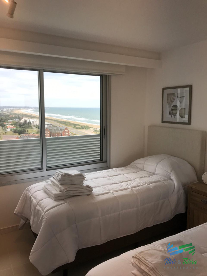 Apartamento ID.3433 - Para brillar en la Parada 10 de Playa Brava - Apartamento de 3 dormitorios con 2  baños mas dependencia de servicio con baño