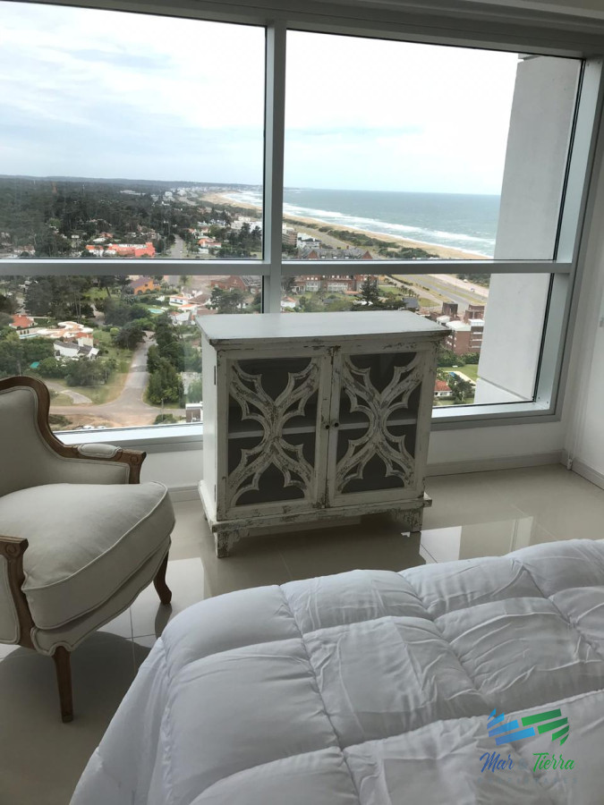 Apartamento ID.3432 - Para brillar en la Parada 10 de Playa Brava - Apartamento de 2 en suite mas dependencia de servicio con baño