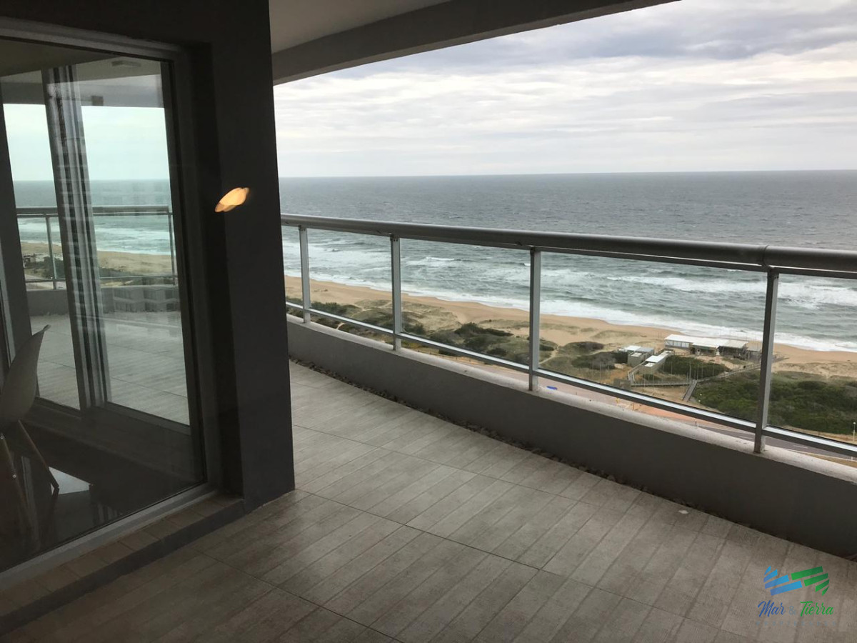 Apartamento ID.3433 - Para brillar en la Parada 10 de Playa Brava - Apartamento de 3 dormitorios con 2  baños mas dependencia de servicio con baño