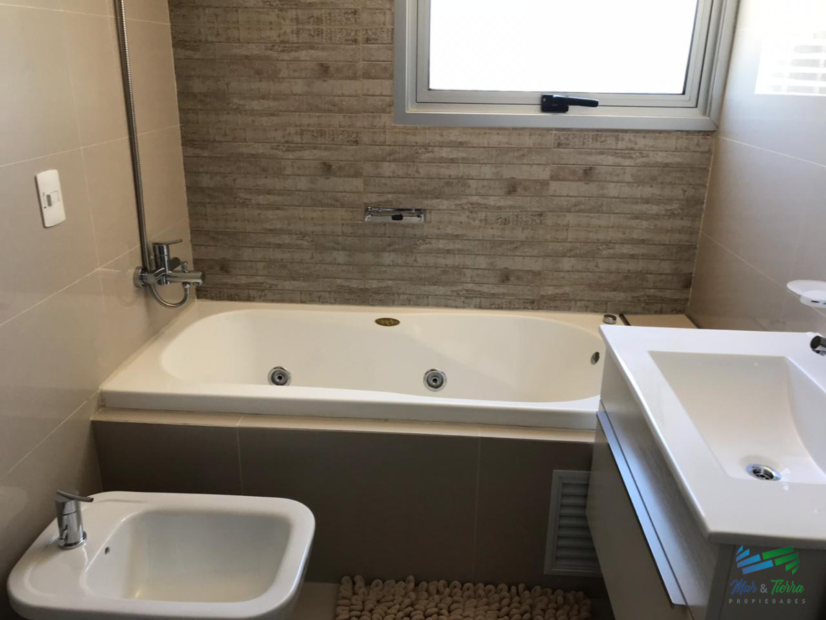 Apartamento ID.3418 - Para brillar en la Parada 10 de Playa Brava - 3 dorms, 2  baños mas dep. de servicio con baño