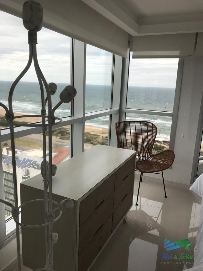 Apartamento ID.3433 - Para brillar en la Parada 10 de Playa Brava - Apartamento de 3 dormitorios con 2  baños mas dependencia de servicio con baño