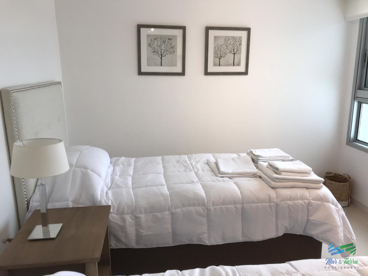 Apartamento ID.3433 - Para brillar en la Parada 10 de Playa Brava - Apartamento de 3 dormitorios con 2  baños mas dependencia de servicio con baño
