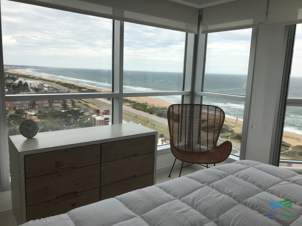 Apartamento ID.3433 - Para brillar en la Parada 10 de Playa Brava - Apartamento de 3 dormitorios con 2  baños mas dependencia de servicio con baño
