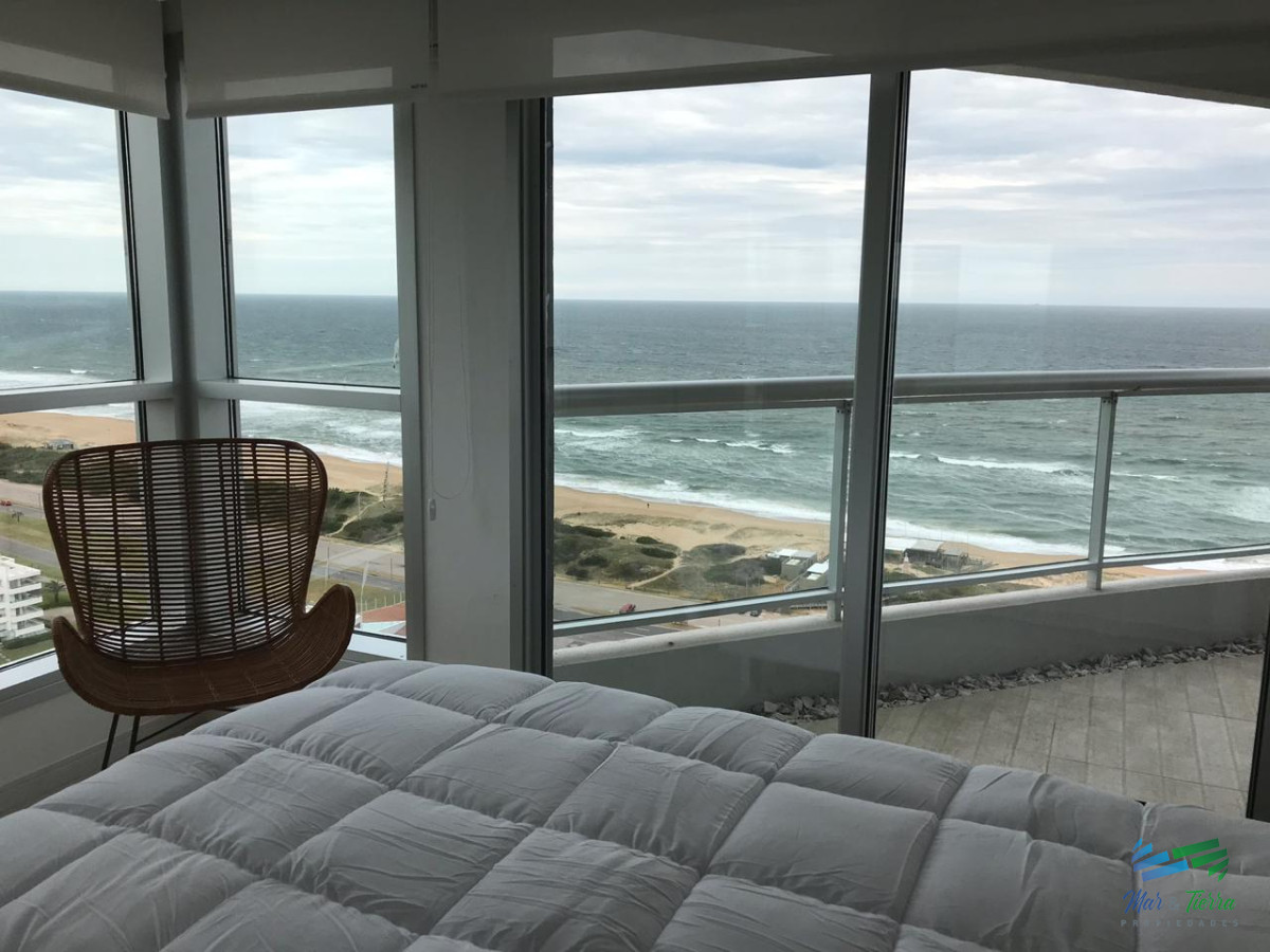 Apartamento ID.3433 - Para brillar en la Parada 10 de Playa Brava - Apartamento de 3 dormitorios con 2  baños mas dependencia de servicio con baño