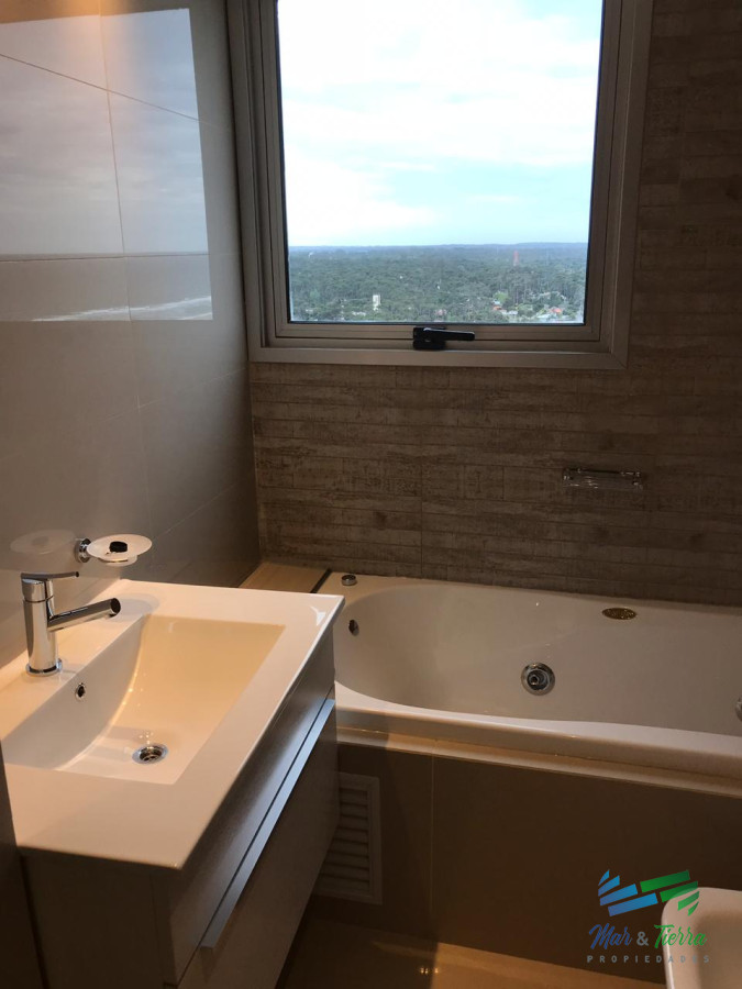 Apartamento ID.3433 - Para brillar en la Parada 10 de Playa Brava - Apartamento de 3 dormitorios con 2  baños mas dependencia de servicio con baño