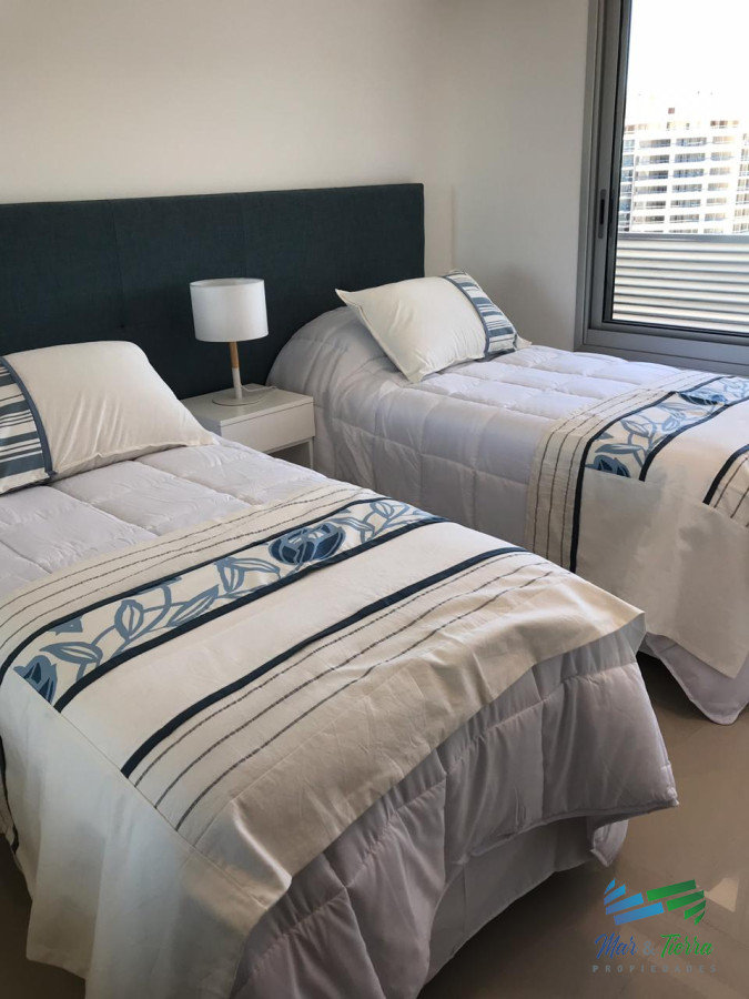 Apartamento ID.3418 - Para brillar en la Parada 10 de Playa Brava - 3 dorms, 2  baños mas dep. de servicio con baño