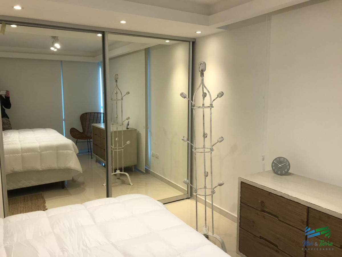 Apartamento ID.3433 - Para brillar en la Parada 10 de Playa Brava - Apartamento de 3 dormitorios con 2  baños mas dependencia de servicio con baño