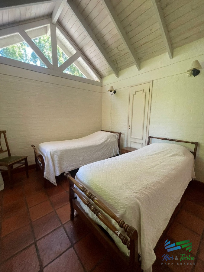 Casa ID.4625 - En venta casa de 4 dormitorios con piscina en el Golf, Punta del Este.