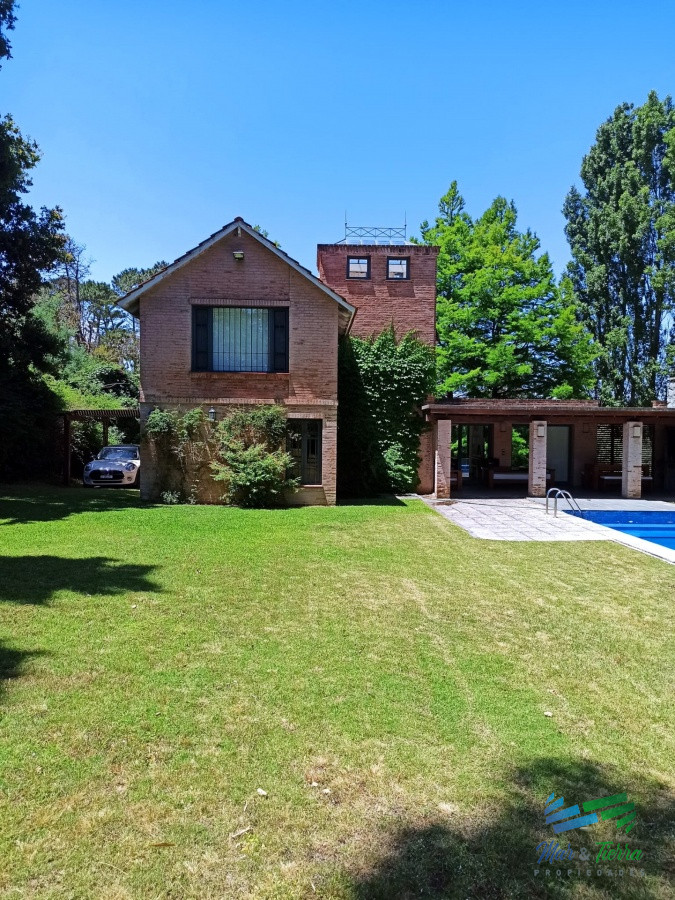 Casa ID.4625 - En venta casa de 4 dormitorios con piscina en el Golf, Punta del Este.