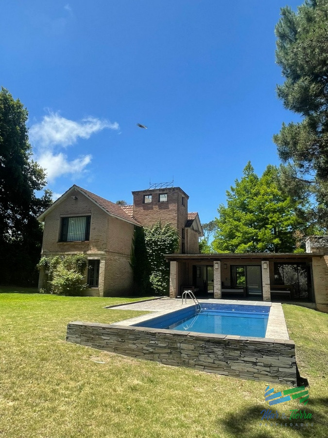 Casa ID.4625 - En venta casa de 4 dormitorios con piscina en el Golf, Punta del Este.
