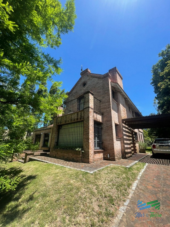 Casa ID.4625 - En venta casa de 4 dormitorios con piscina en el Golf, Punta del Este.