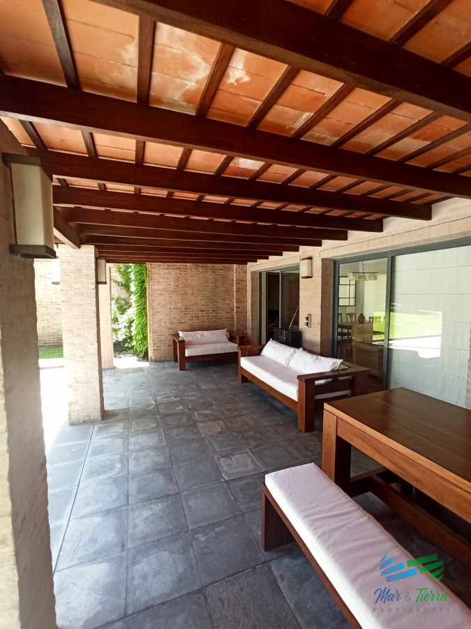 Casa ID.4625 - En venta casa de 4 dormitorios con piscina en el Golf, Punta del Este.