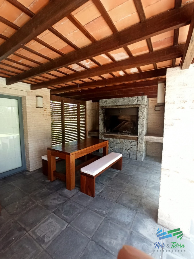 Casa ID.4625 - En venta casa de 4 dormitorios con piscina en el Golf, Punta del Este.