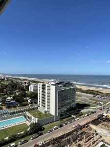 Apartamento de 2 dormitorios en suite en venta en Torre Look Brava, Playa Brava. Punta del Este.