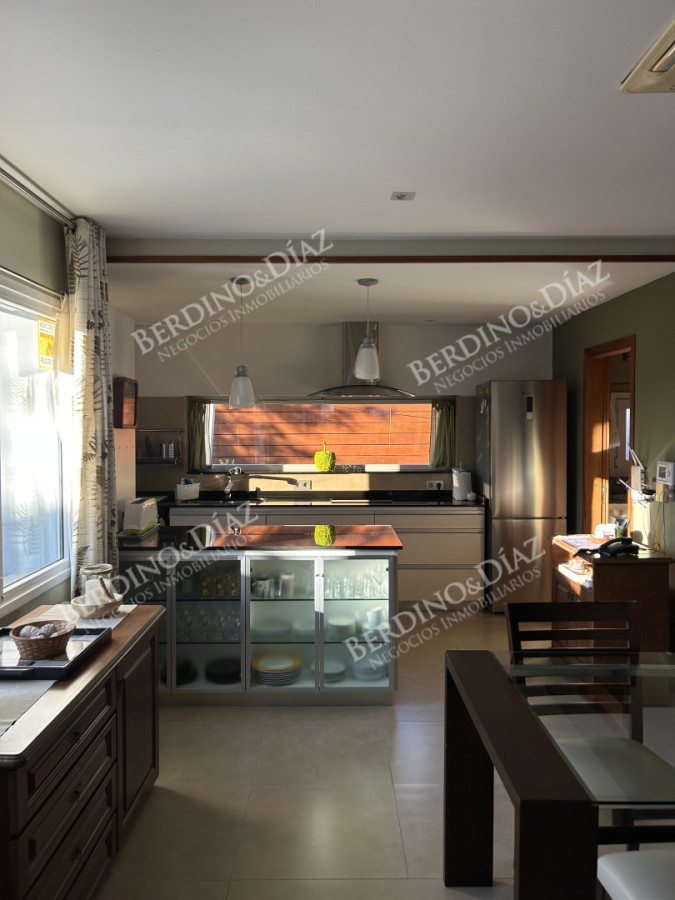 Casa ID.2736 - Venta. Casa en Playa Mansa. 3 Dormitorios. Excelente calidad constructiva.