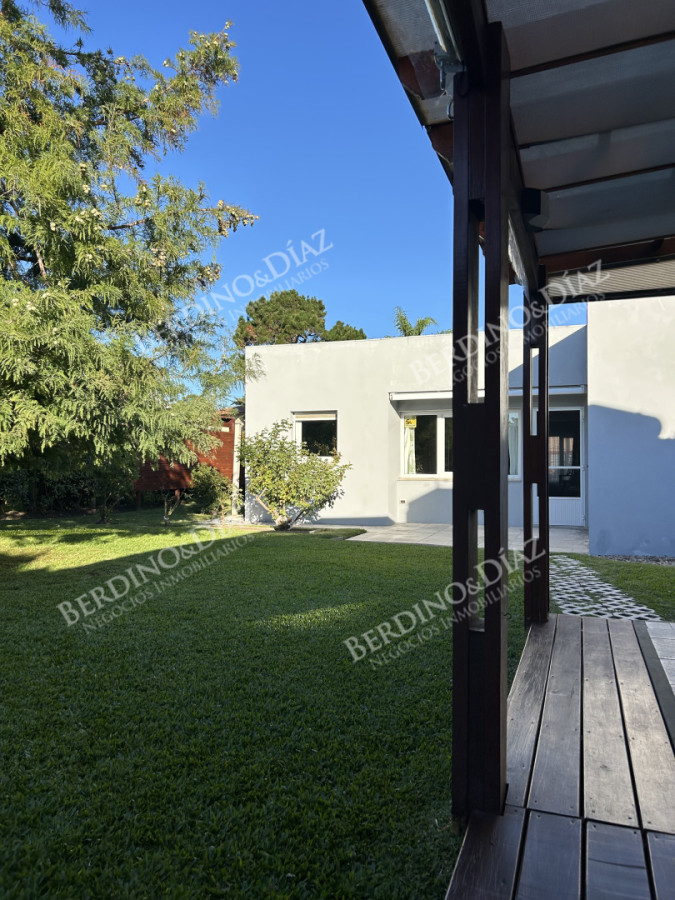 Casa ID.2736 - Venta. Casa en Playa Mansa. 3 Dormitorios. Excelente calidad constructiva.