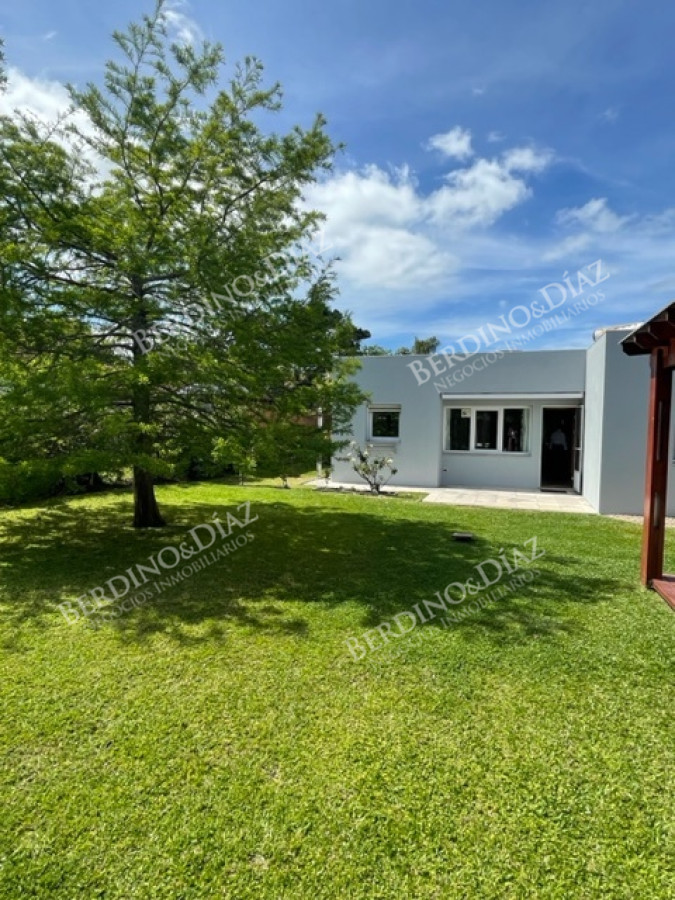 Casa ID.2736 - Venta. Casa en Playa Mansa. 3 Dormitorios. Excelente calidad constructiva.